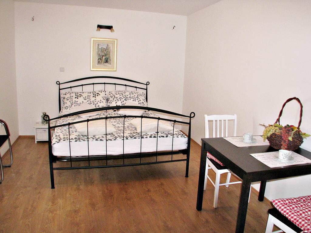 Apartment Noa Kaštel Kambelovac Værelse billede
