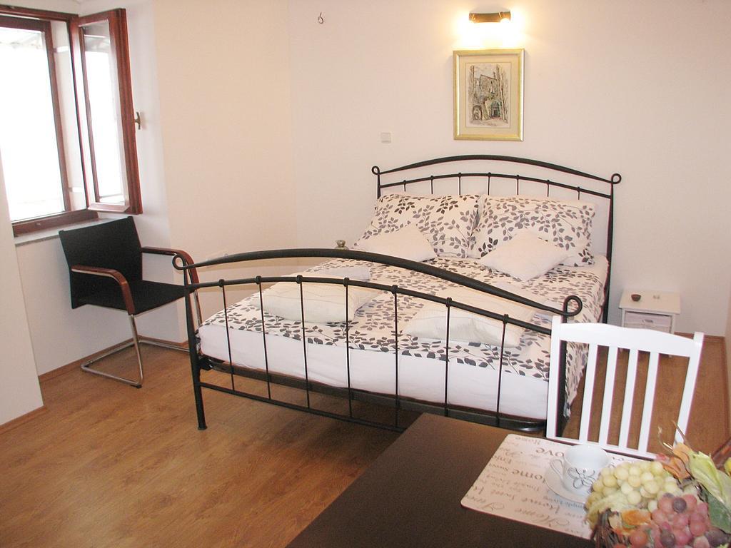 Apartment Noa Kaštel Kambelovac Værelse billede