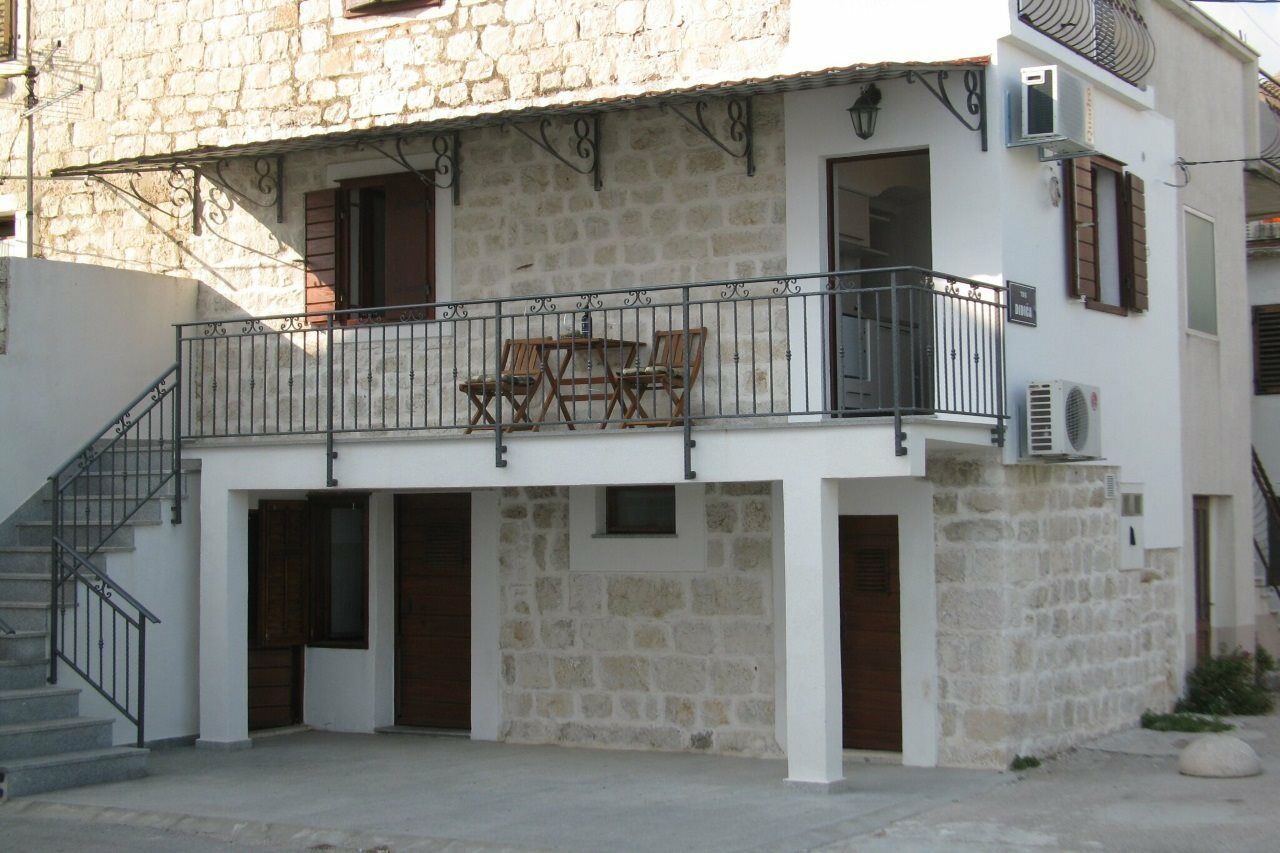 Apartment Noa Kaštel Kambelovac Eksteriør billede